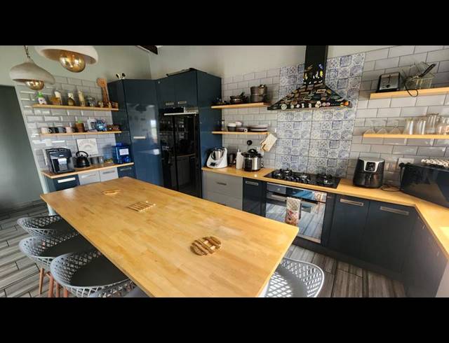 6 BEDROOM HOUSE FOR SALE IN PARADISE BEACH